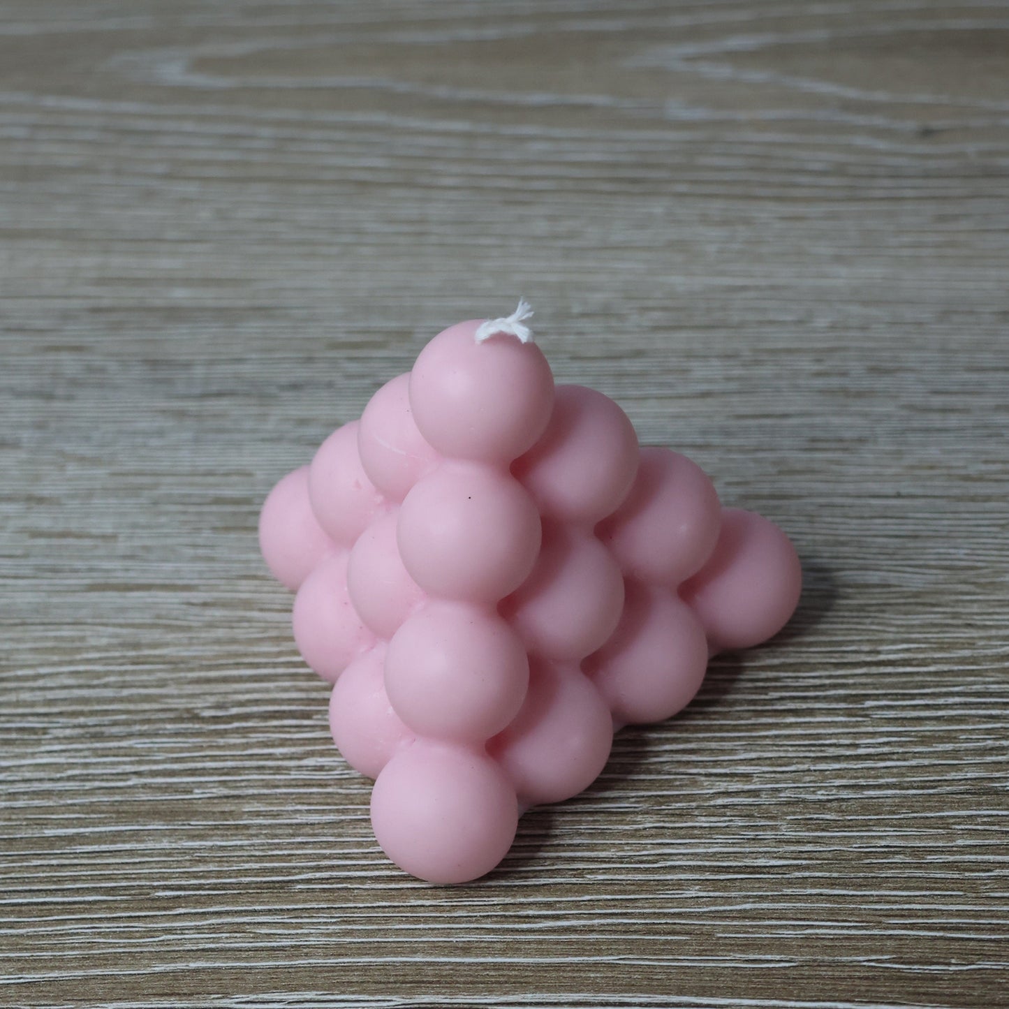 Bougie Pyramide “Rondeur de Vie” – Octobre Rose