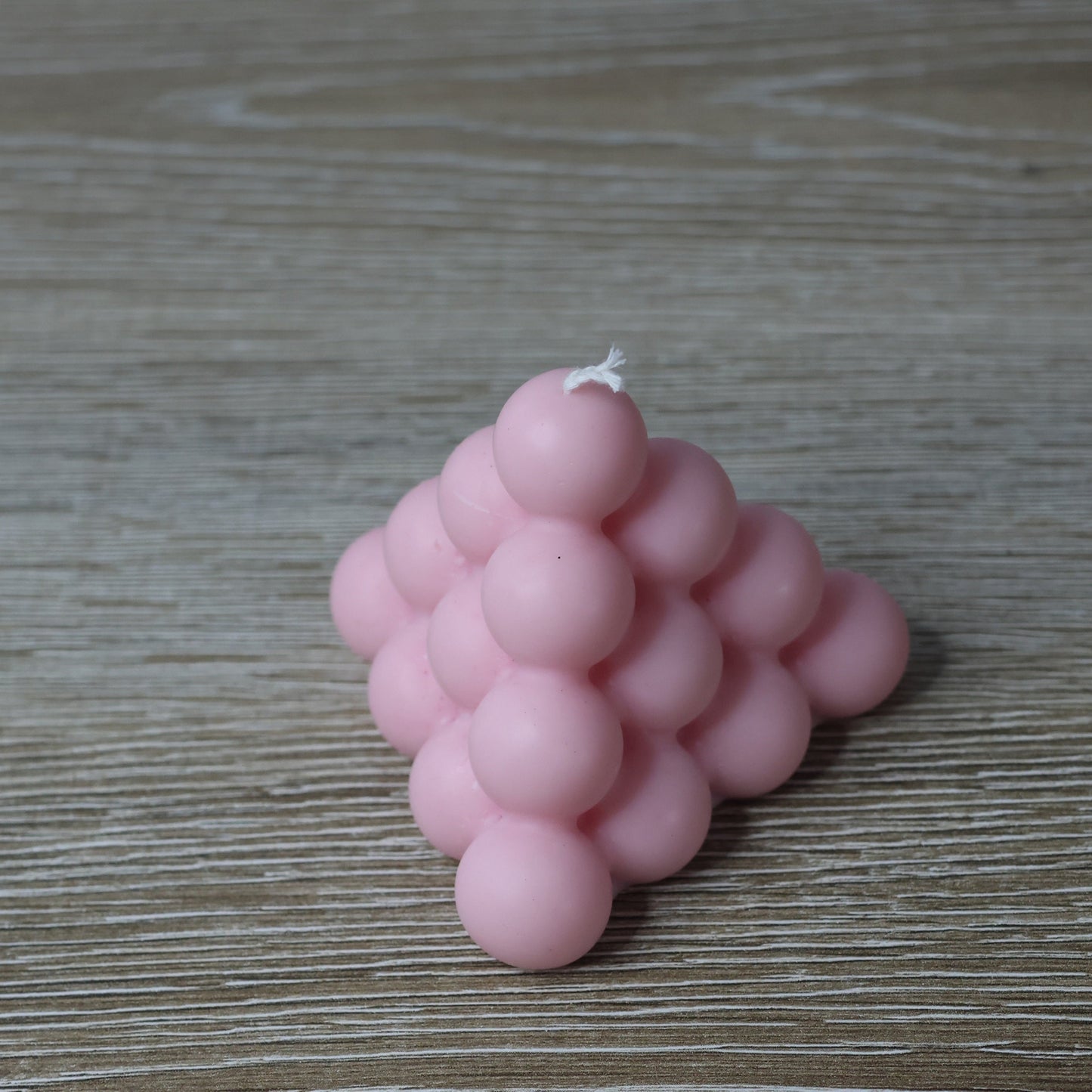 Bougie Pyramide “Rondeur de Vie” – Octobre Rose