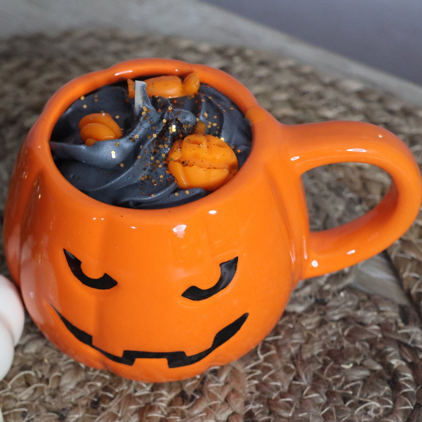 bougie parfumée citrouille
bougie parfumée 300 ml
bougie originale réutilisable
mug citrouille bougie
bougie déco Halloween
bougie parfumée artisanale
cadeau bougie original
bougie parfumée ambiance mystique
bougie parfumée maison cosy
bougie parfumée parfum envoûtant